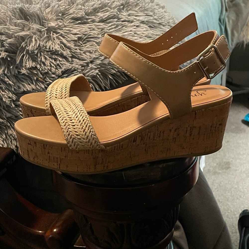 Super cute wedges! Perfect for summer! Size 9